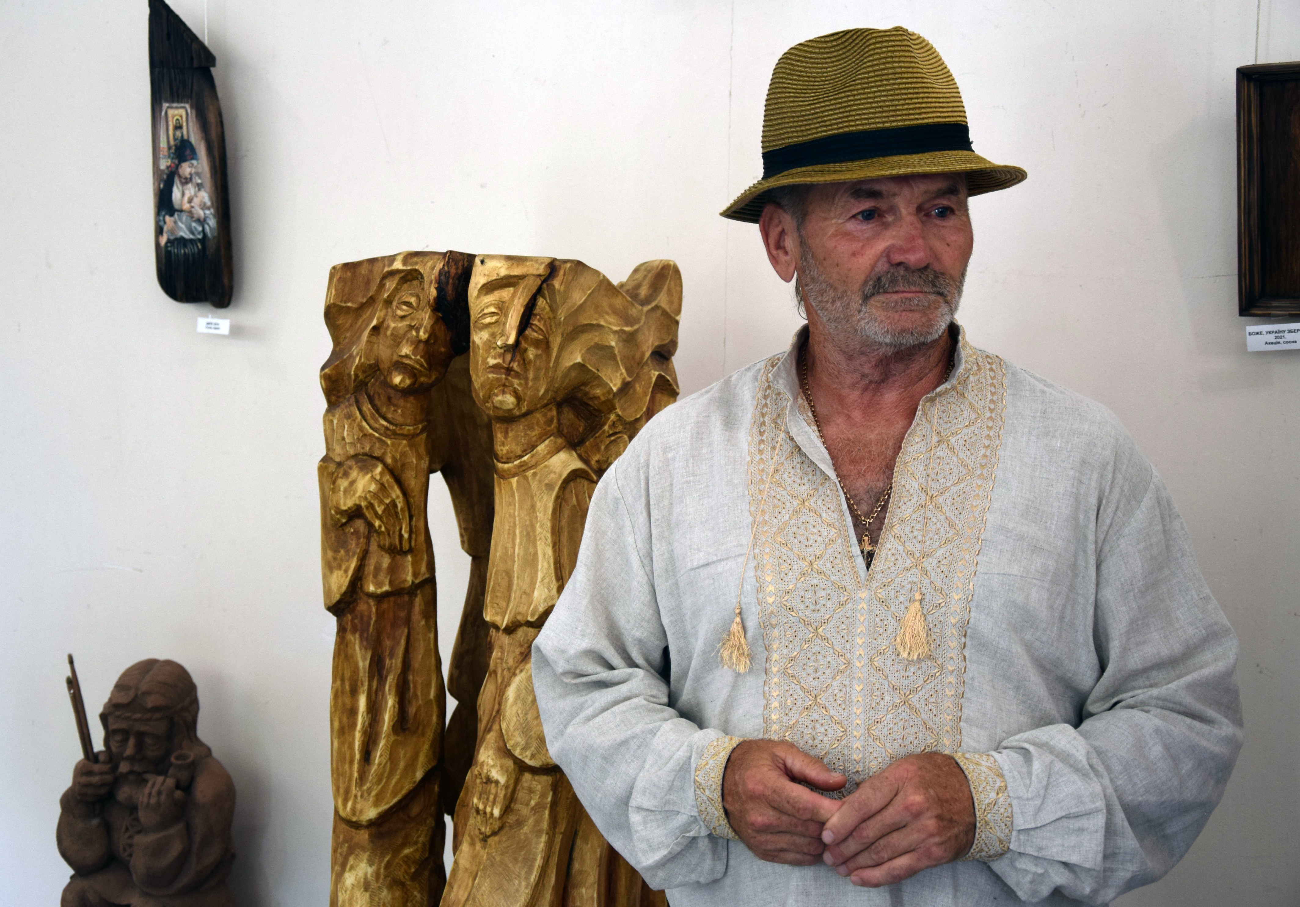 Майстер-різьбяр Віктор Боркута представив четверту персональну виставку робіт з дерева. Фото автора
